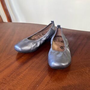 Taos Footwear Shiny Gray Ballet Flats
